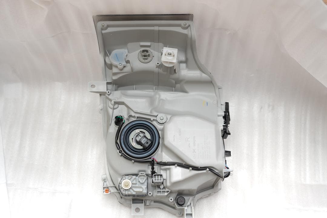 ハイエース 新車外し 8型 純正ヘッドライト(左右セット）刻印84