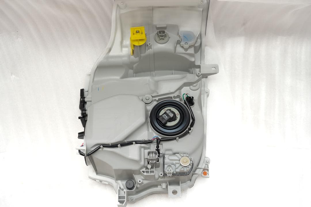 ハイエース 新車外し 8型 純正ヘッドライト(左右セット）刻印84