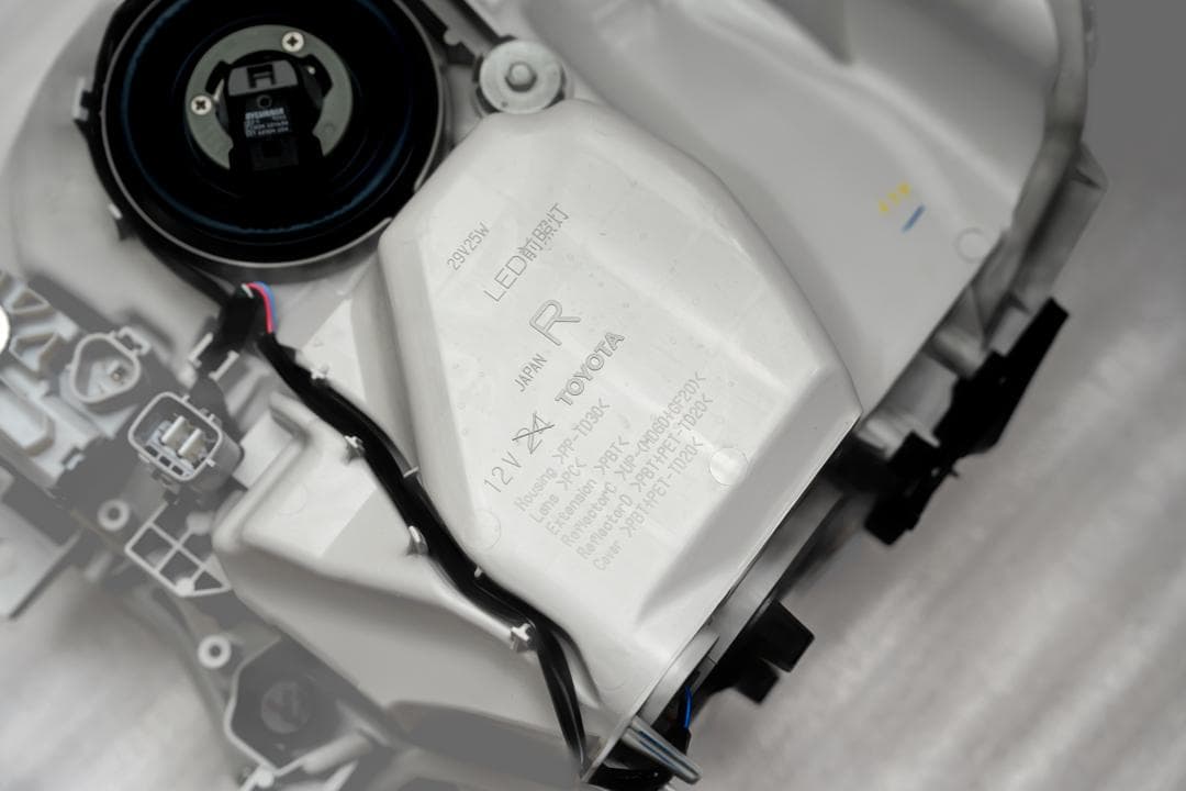 ハイエース 新車外し 8型 純正ヘッドライト(左右セット）刻印84