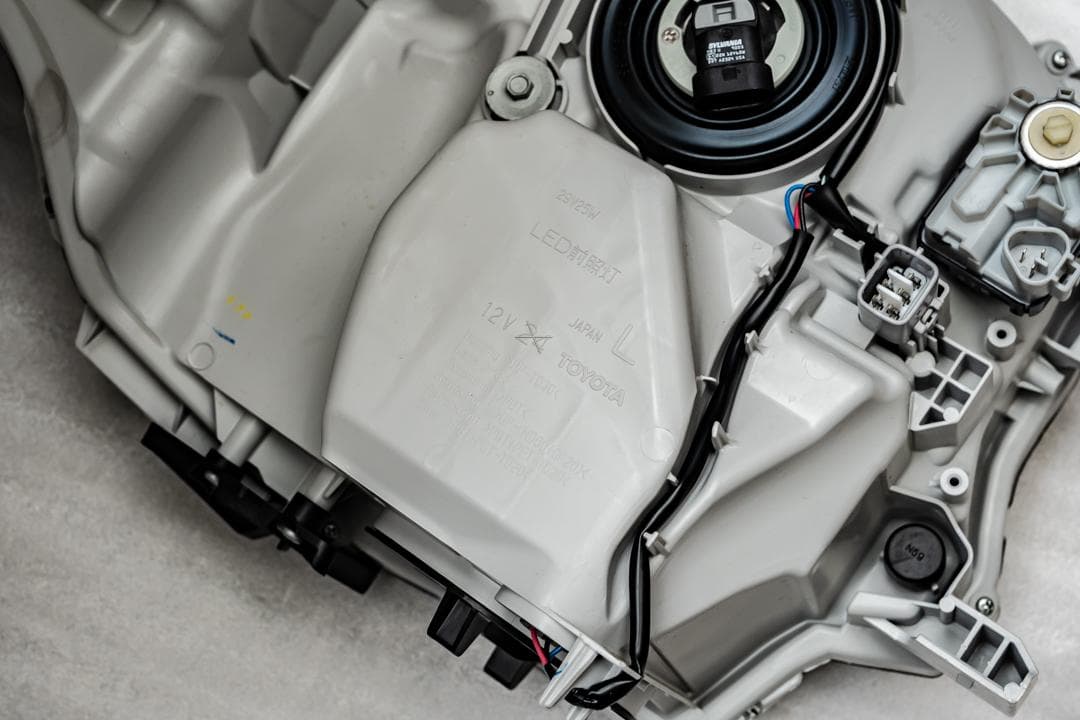 ハイエース 新車外し 8型 純正ヘッドライト(左右セット）刻印84