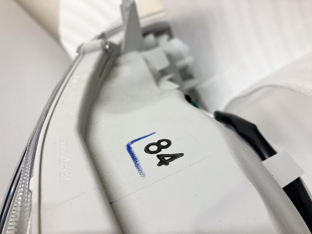 ハイエース 新車外し 8型 純正ヘッドライト(左右セット）刻印84