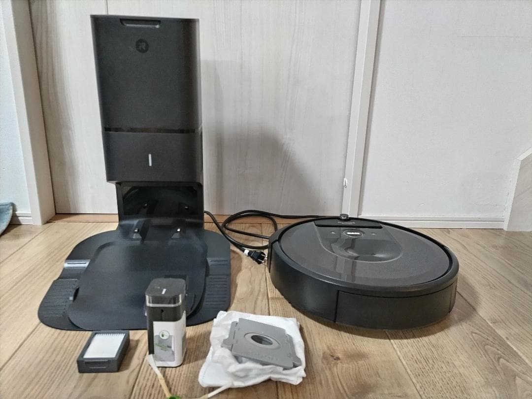 ロボット掃除機本体（ルンバi7+、2020年購入）