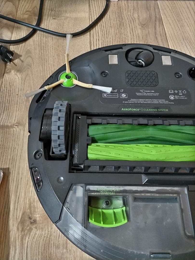 ロボット掃除機本体（ルンバi7+、2020年購入）