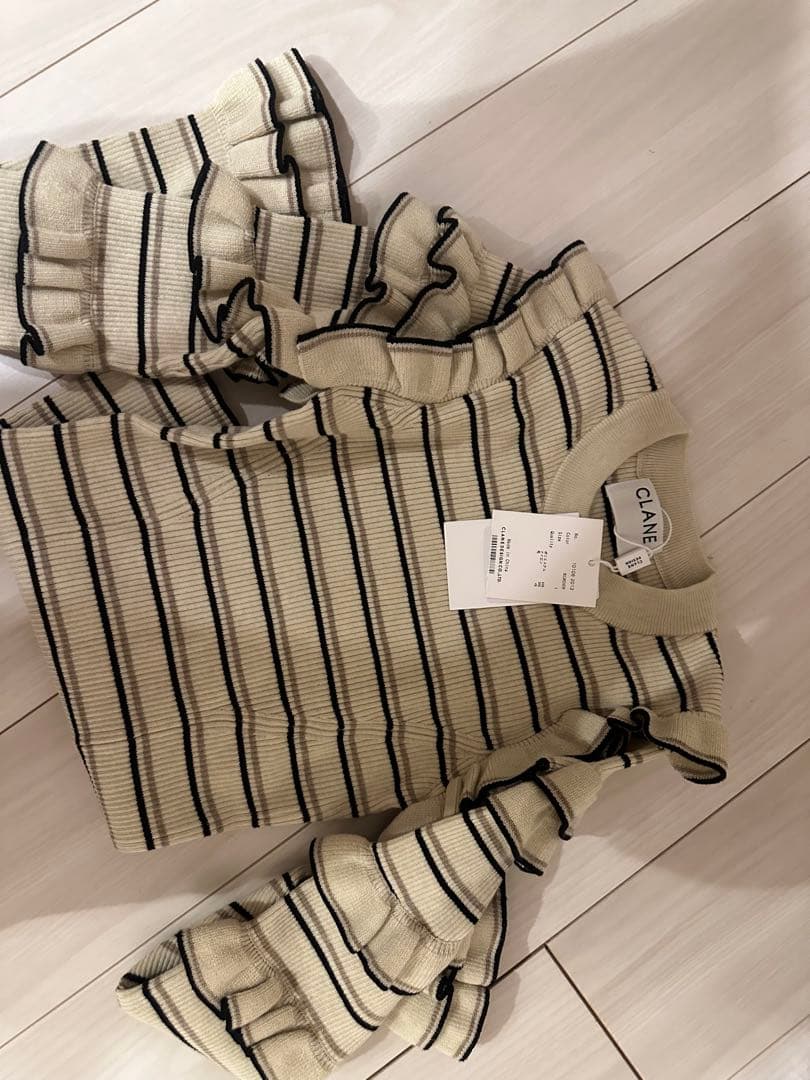 クラネ　FRILL SLEEVE KNIT TOPS