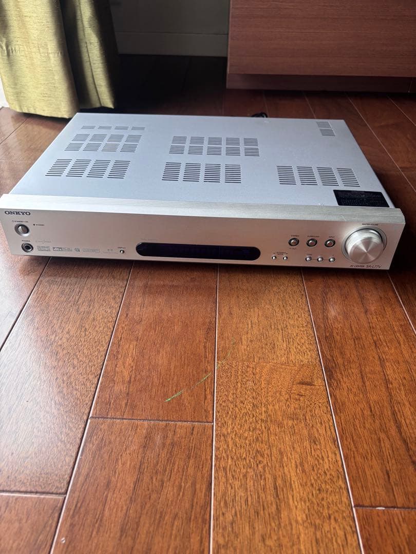 AVアンプ、サブウーファー、DVDプレーヤー、ケーブルセットのオーディオシステム