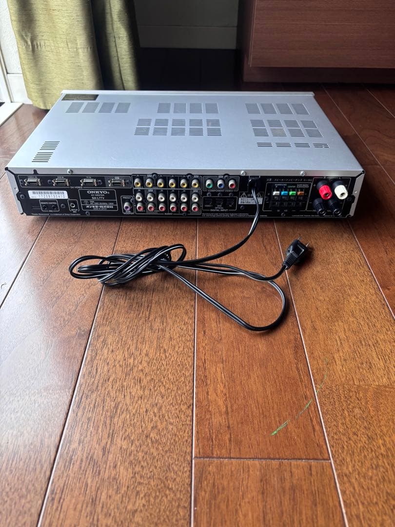 AVアンプ、サブウーファー、DVDプレーヤー、ケーブルセットのオーディオシステム