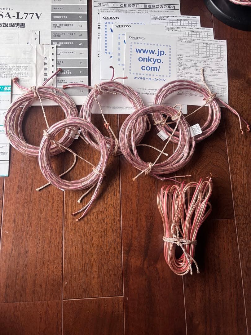 AVアンプ、サブウーファー、DVDプレーヤー、ケーブルセットのオーディオシステム