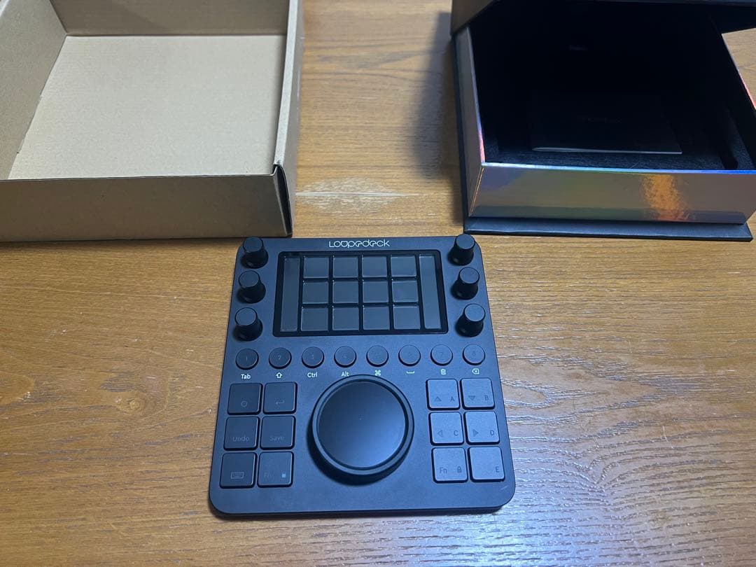 Loupedeck CT 左手デバイス　(化粧箱、専用フィルム付き)