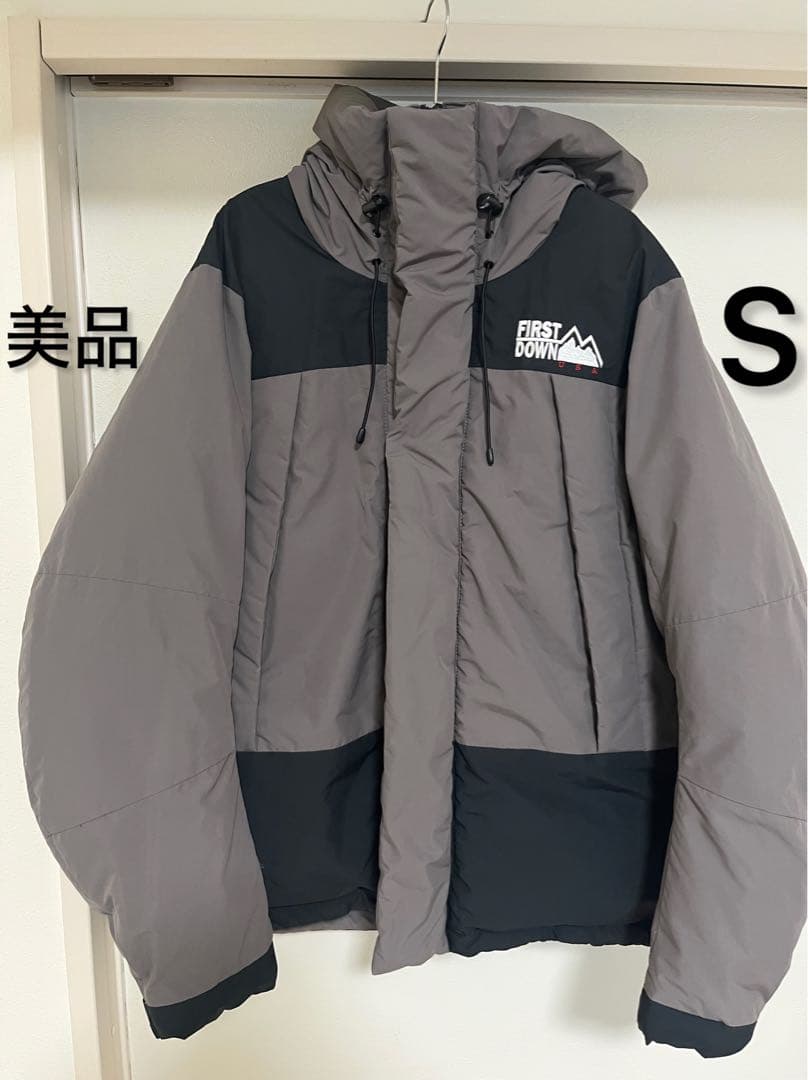 FIRST DOWN 〈チャコール〉Sサイズ パネルショートダウン