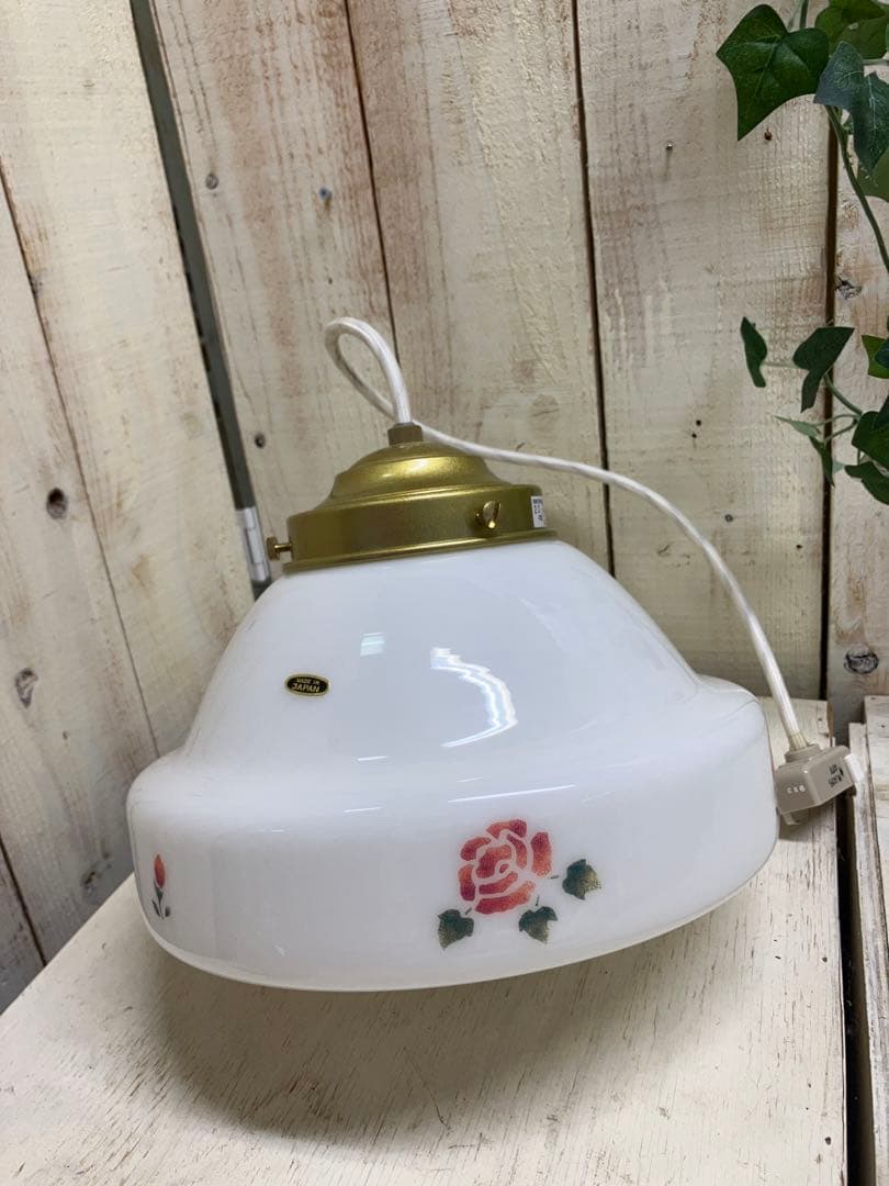 マニーローズ柄 ホワイトガラス ペンダントライトホワイトコード日本製灯具と電球付