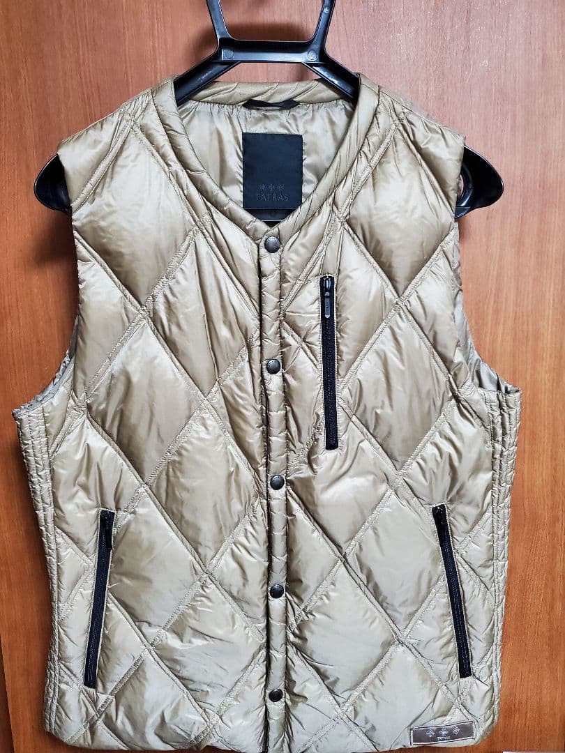 タグ付きTATRAS ベージュ キルティングダウンベスト