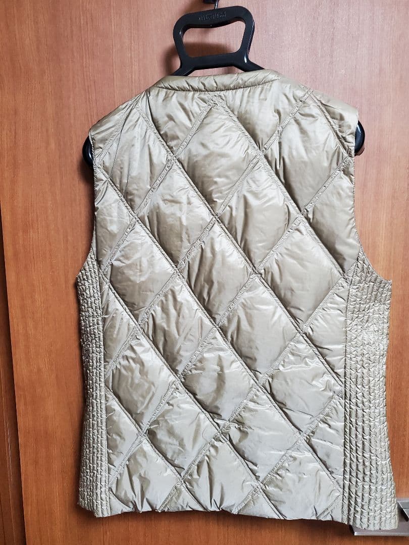 タグ付きTATRAS ベージュ キルティングダウンベスト