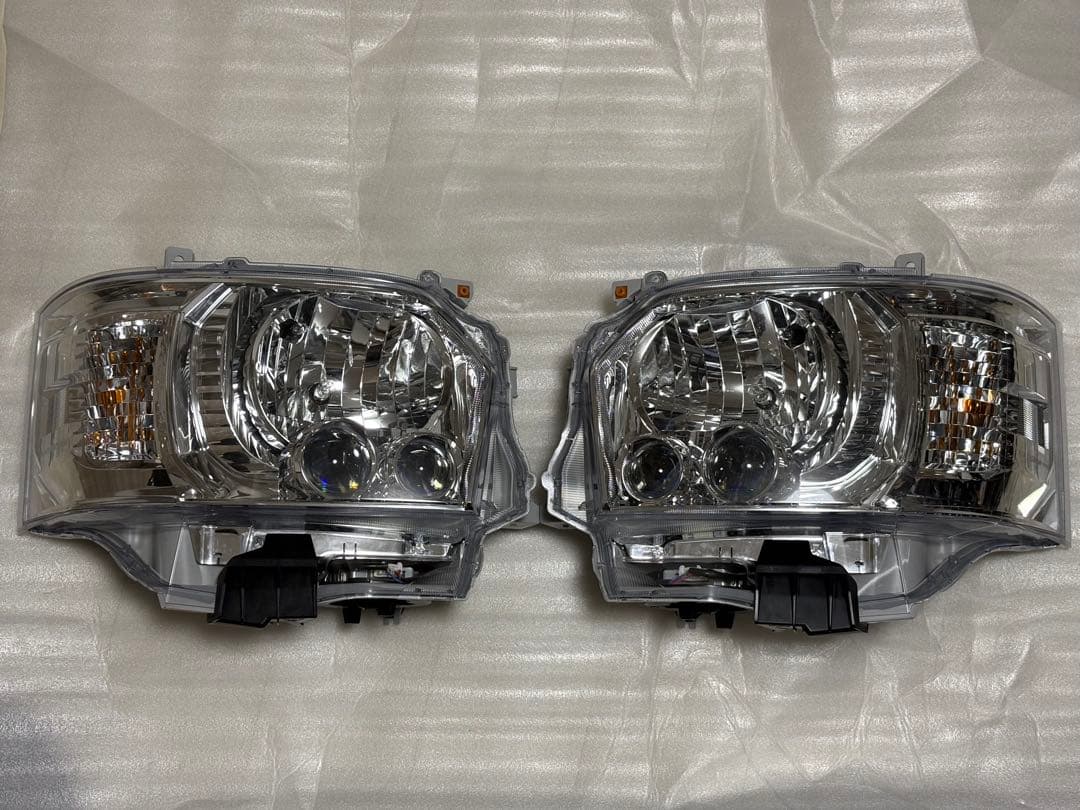 新車外し　トヨタ　ハイエース　HIACE 純正　LEDヘッドライト
