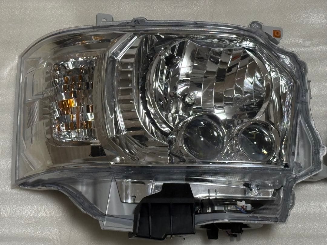 新車外し　トヨタ　ハイエース　HIACE 純正　LEDヘッドライト