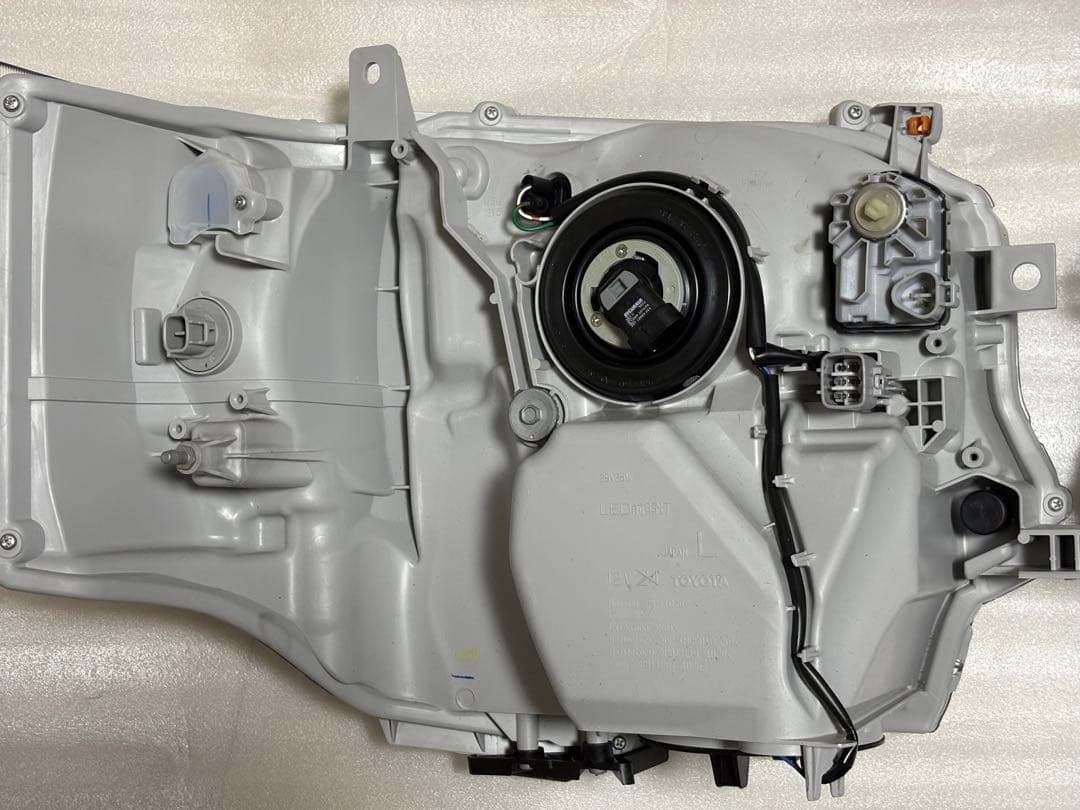 新車外し　トヨタ　ハイエース　HIACE 純正　LEDヘッドライト