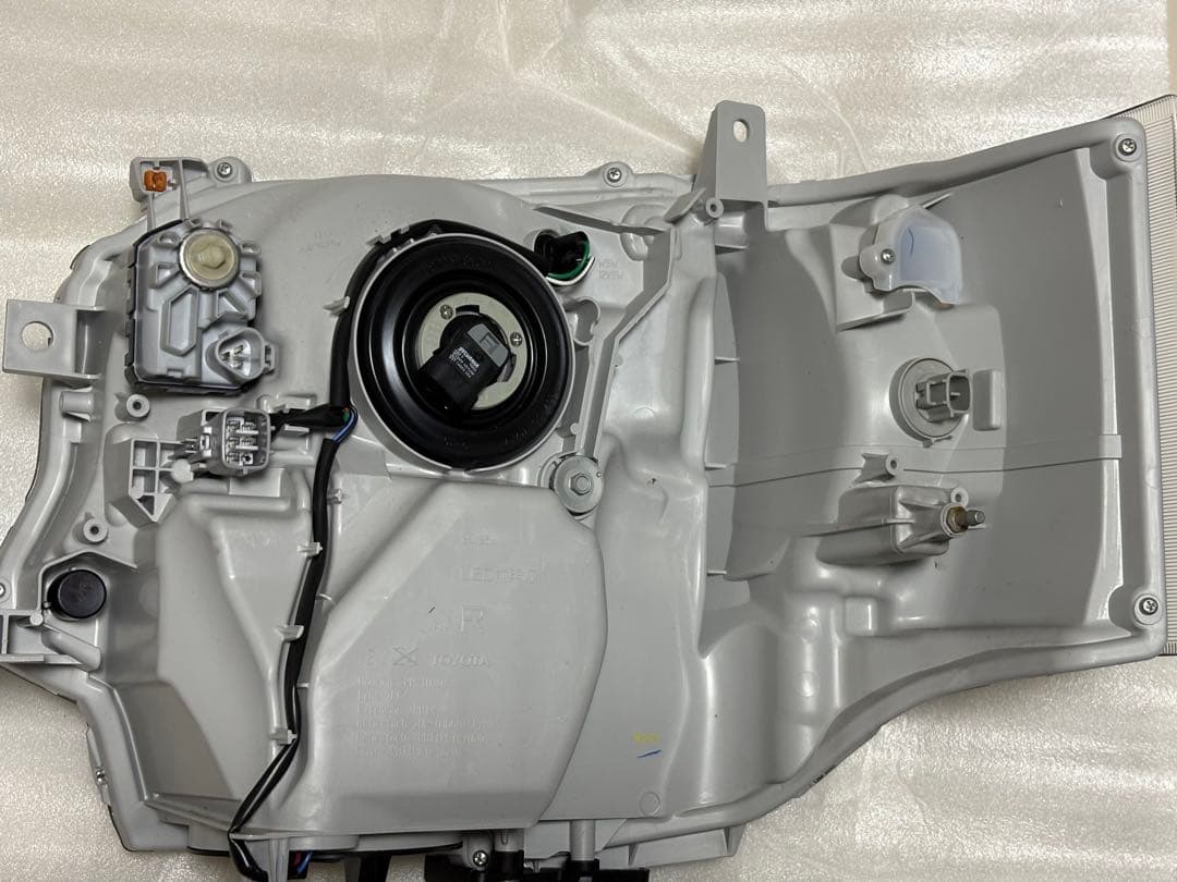 新車外し　トヨタ　ハイエース　HIACE 純正　LEDヘッドライト