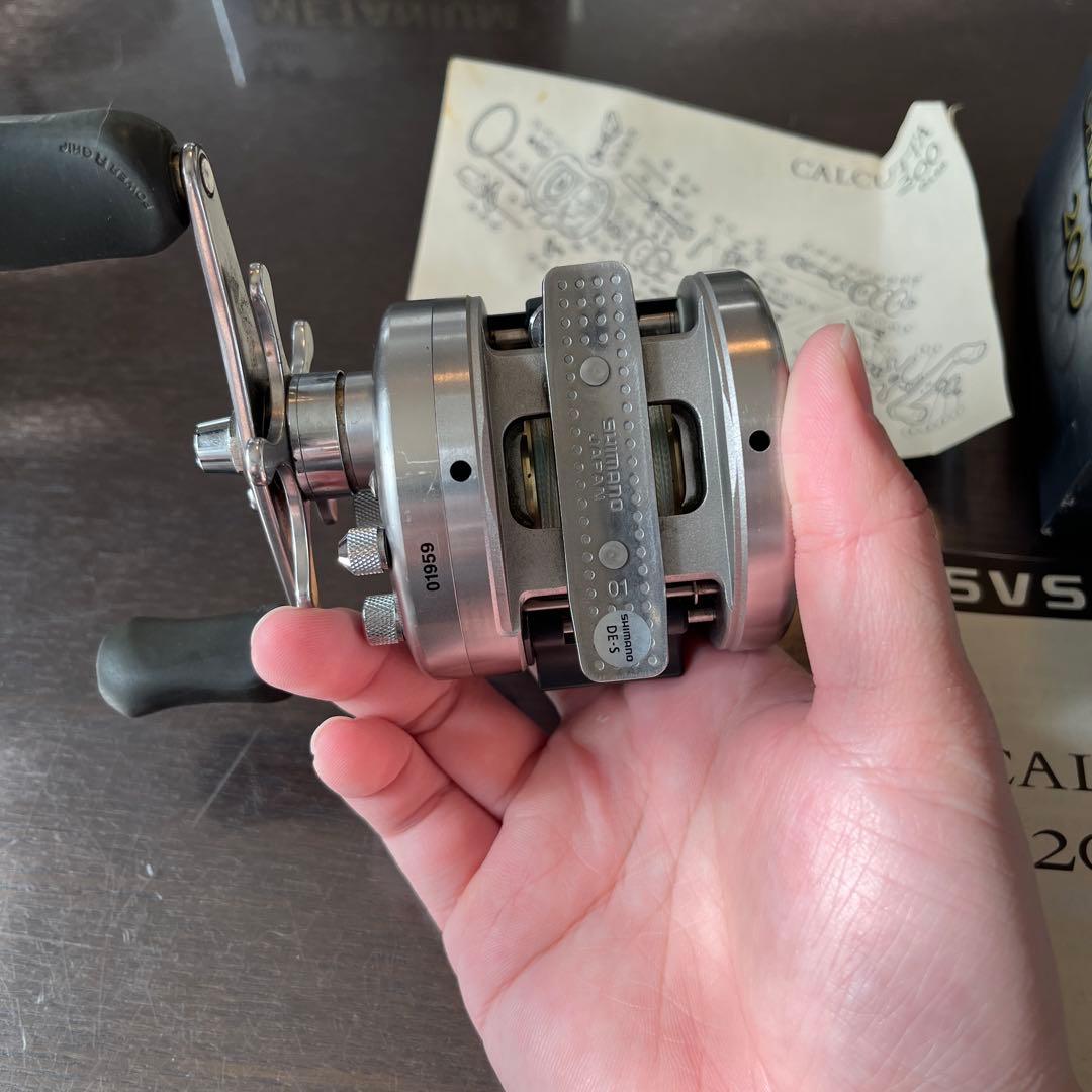 H*.様 【箱付・説明書／美品】シマノ カルカッタ200 SVS A-RB シル