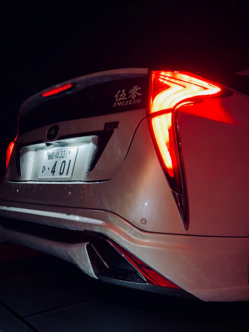 白*る様 50プリウス ヴァレンティ テールランプ