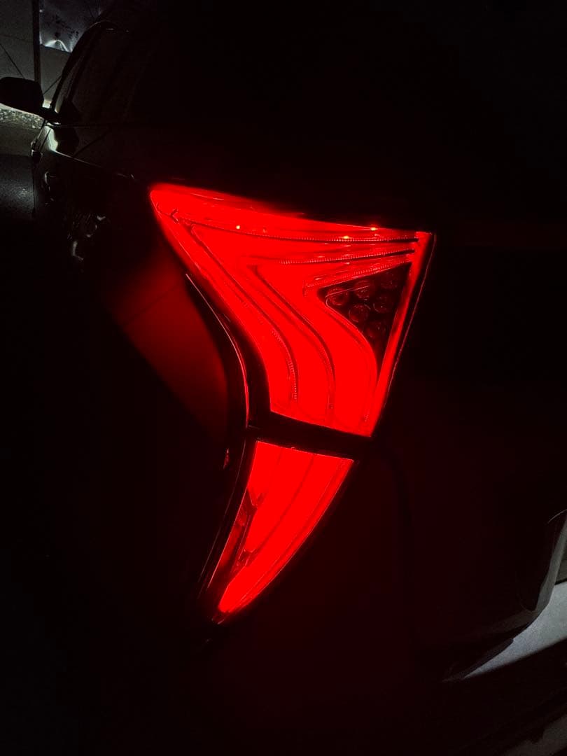 白*る様 50プリウス ヴァレンティ テールランプ