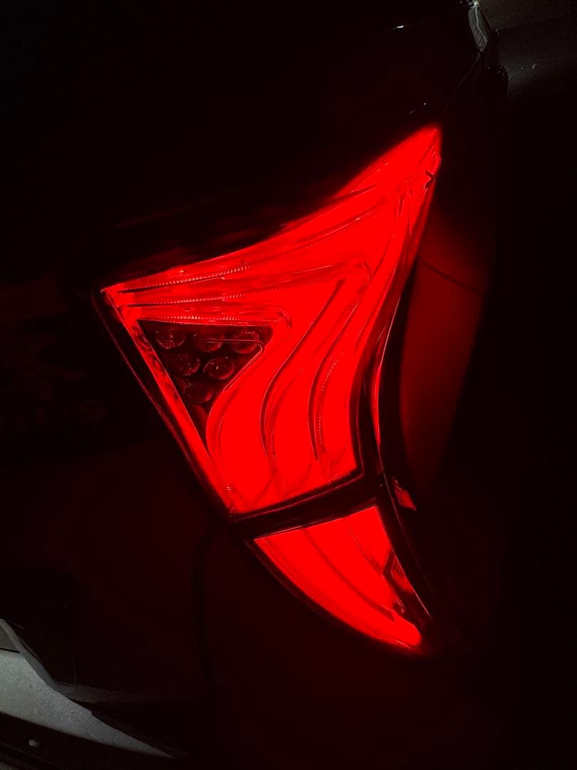 白*る様 50プリウス ヴァレンティ テールランプ