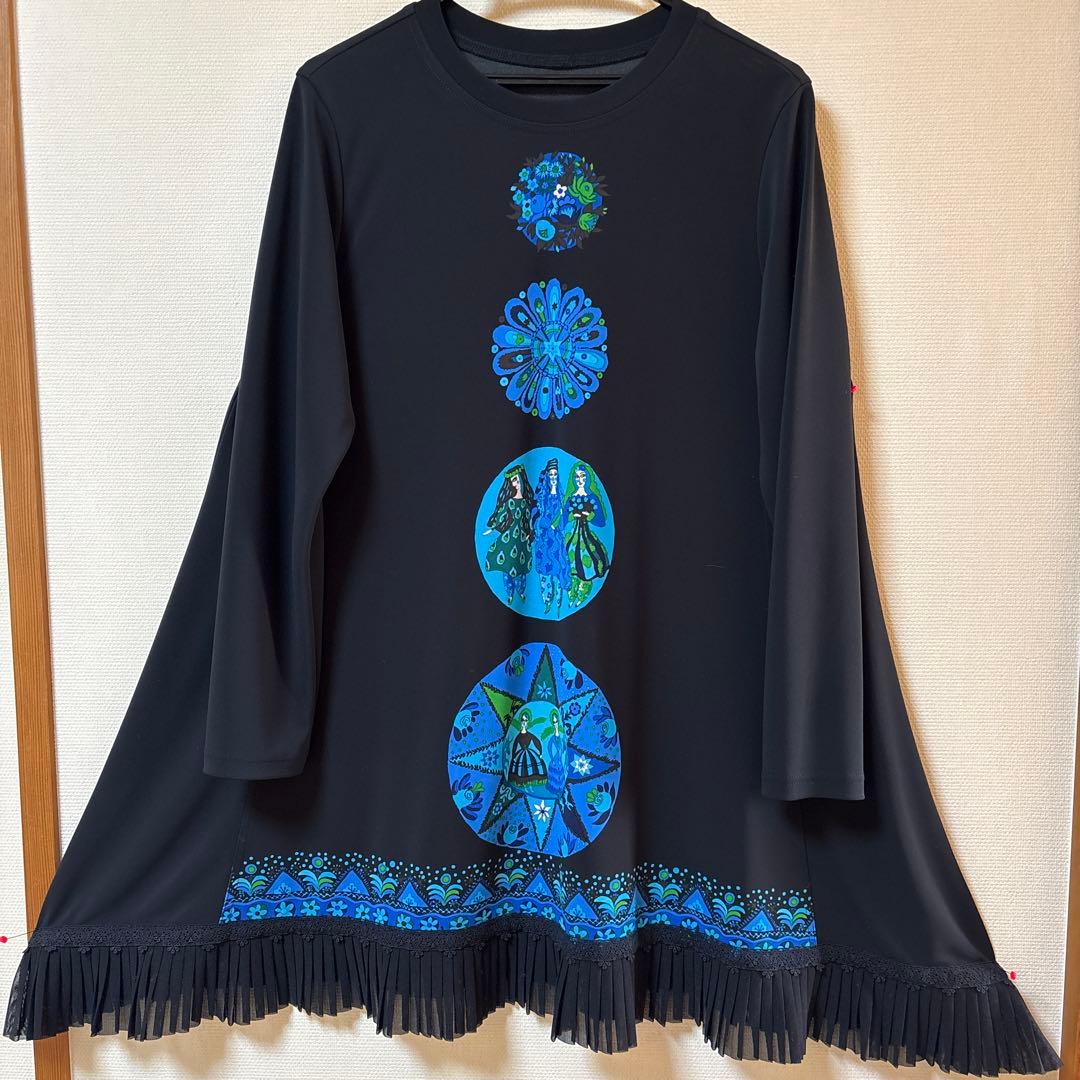 【未使用に近い】✨トクコプルミエヴォル✨黒地鮮やかなブルー系プリントチュニック❣️