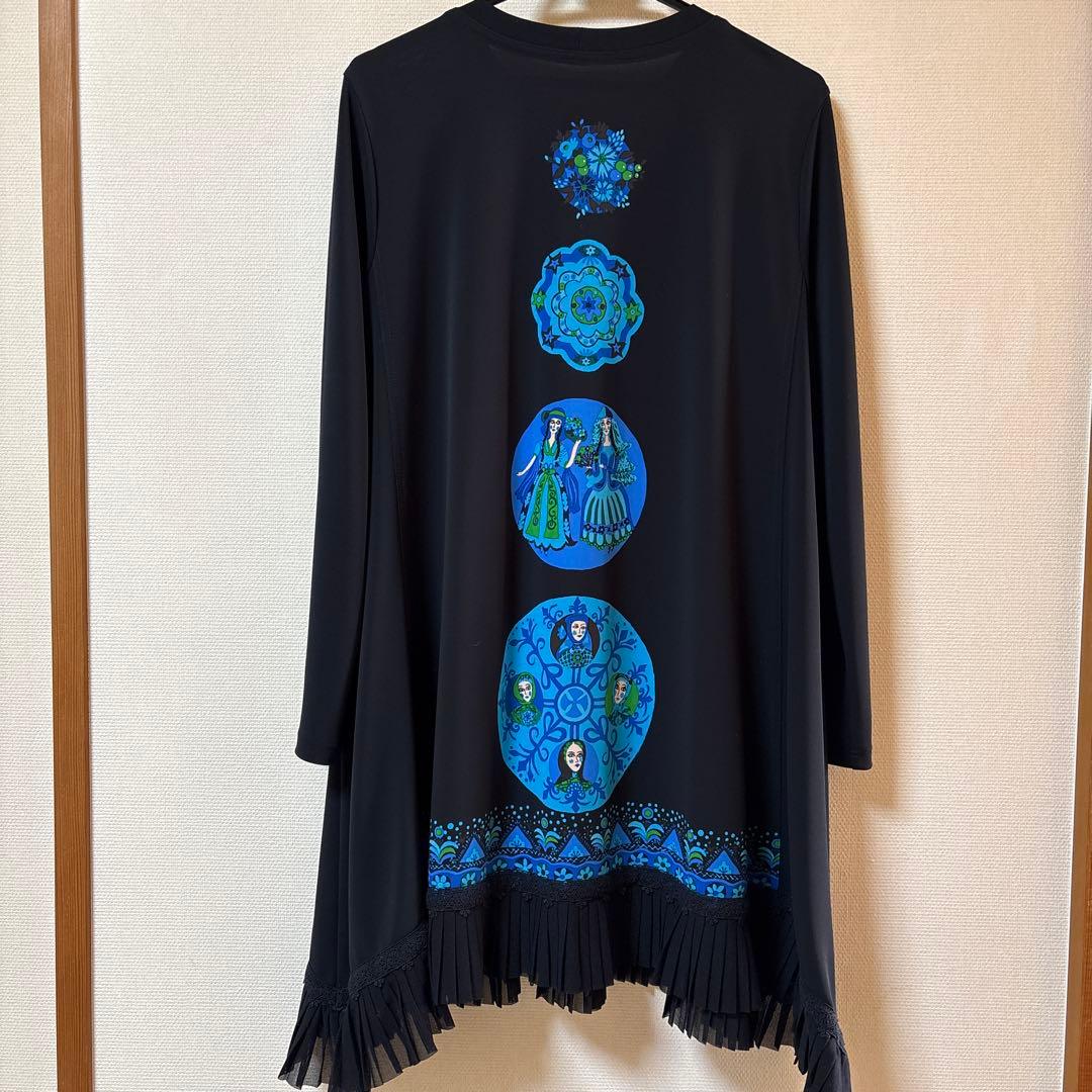 【未使用に近い】✨トクコプルミエヴォル✨黒地鮮やかなブルー系プリントチュニック❣️