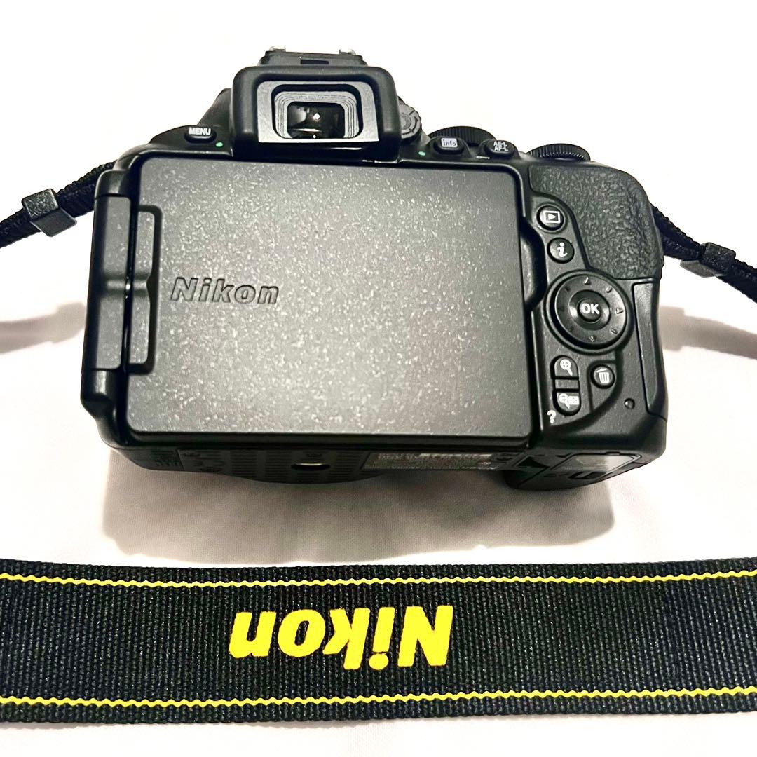 【未使用に近い】 D5600 ダブルズームキット 撮影280回 カメラバック付