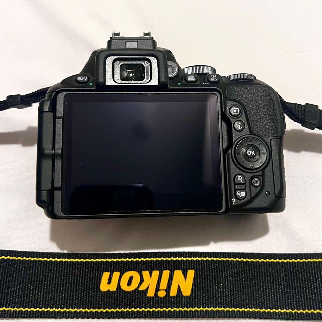 【未使用に近い】 D5600 ダブルズームキット 撮影280回 カメラバック付