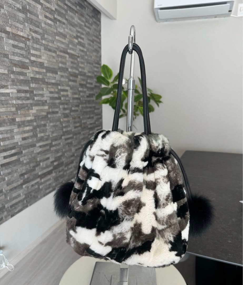さーちん  ファー巾着バッグ 白黒模様　レッキス