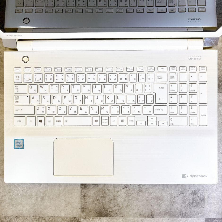 おしゃれなホワイト❣新品SSDで快適✨カメラ付き 薄型ノートパソコン Win11