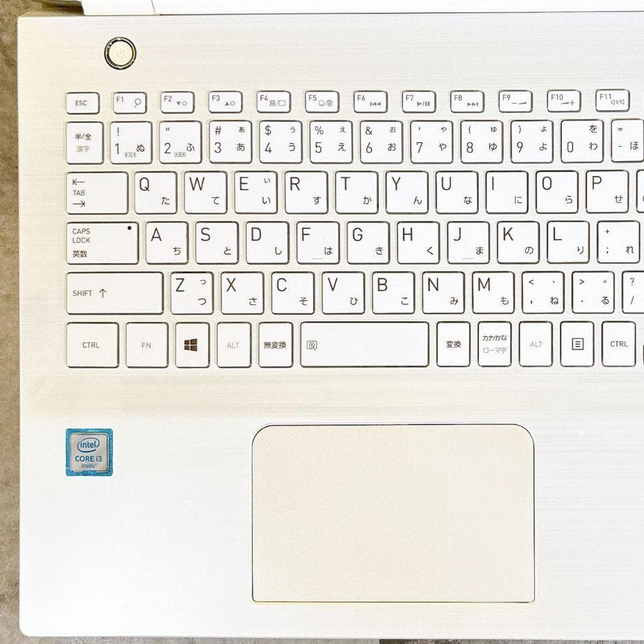 おしゃれなホワイト❣新品SSDで快適✨カメラ付き 薄型ノートパソコン Win11