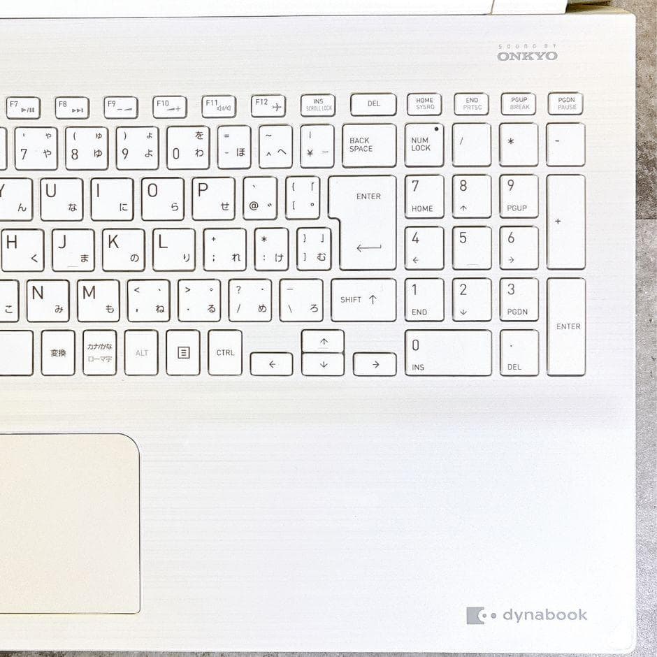 おしゃれなホワイト❣新品SSDで快適✨カメラ付き 薄型ノートパソコン Win11