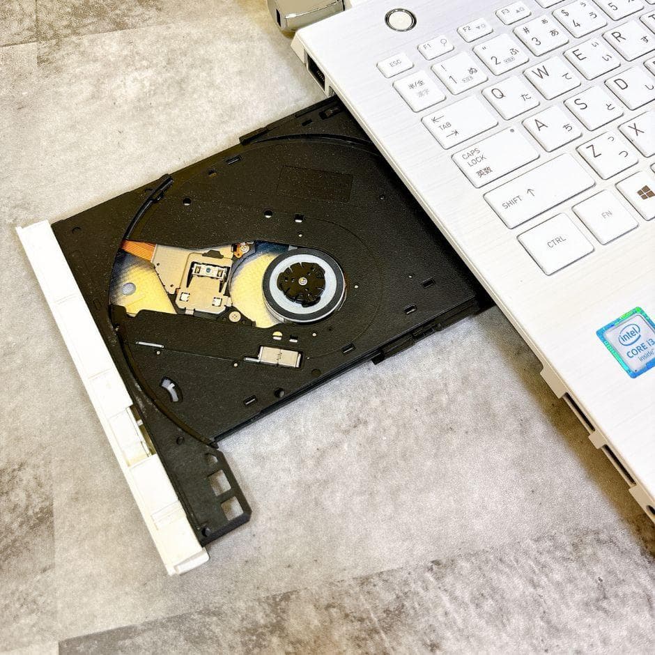 おしゃれなホワイト❣新品SSDで快適✨カメラ付き 薄型ノートパソコン Win11