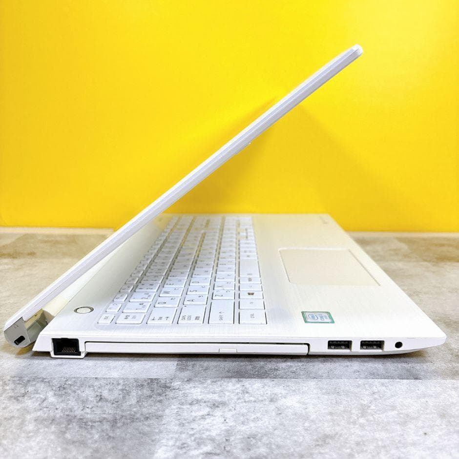 おしゃれなホワイト❣新品SSDで快適✨カメラ付き 薄型ノートパソコン Win11