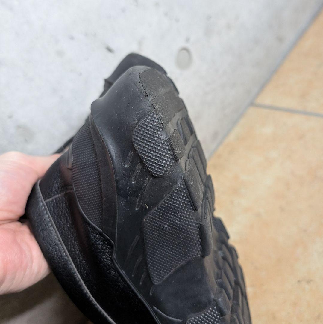 AKIKO AOKI ローファースニーカー 型押しレザー