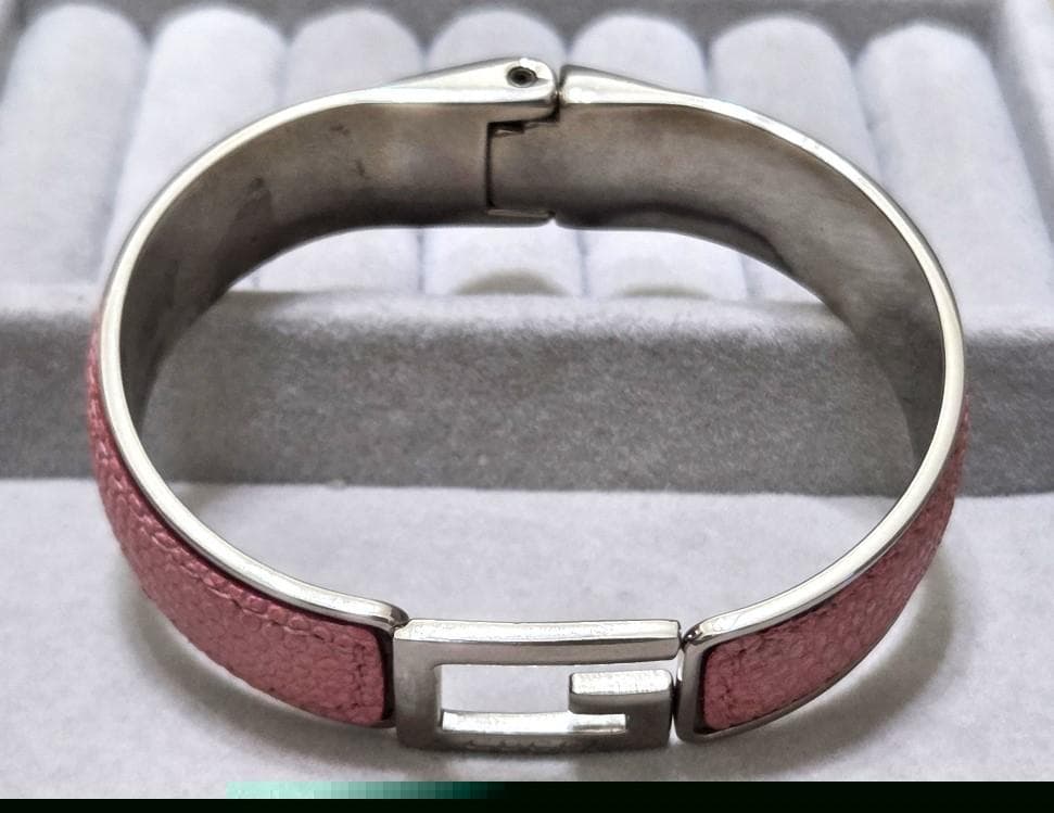 GUCCI グッチ ピンクレザー　Gロゴ　バングル　41337