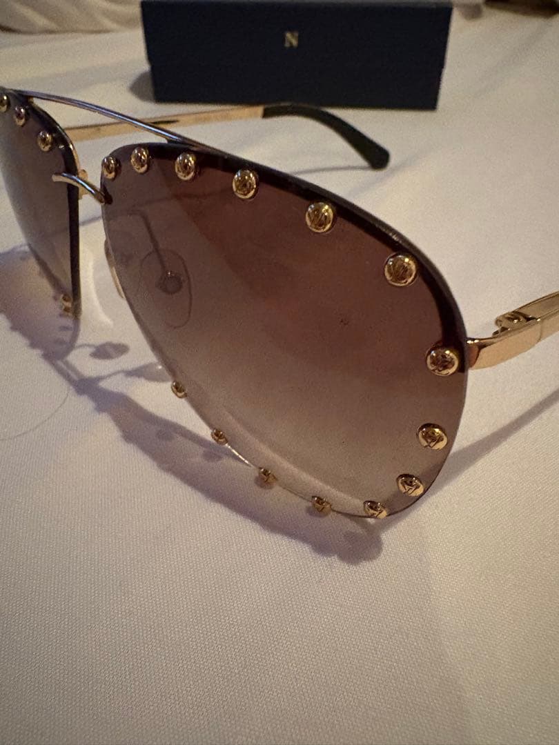 LOUIS VUITTON スタッズ付きティアドロップサングラス