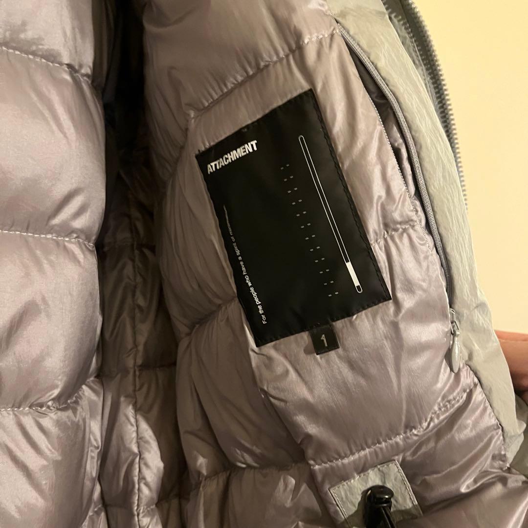 Attachment フード付きグレー ダウンジャケット