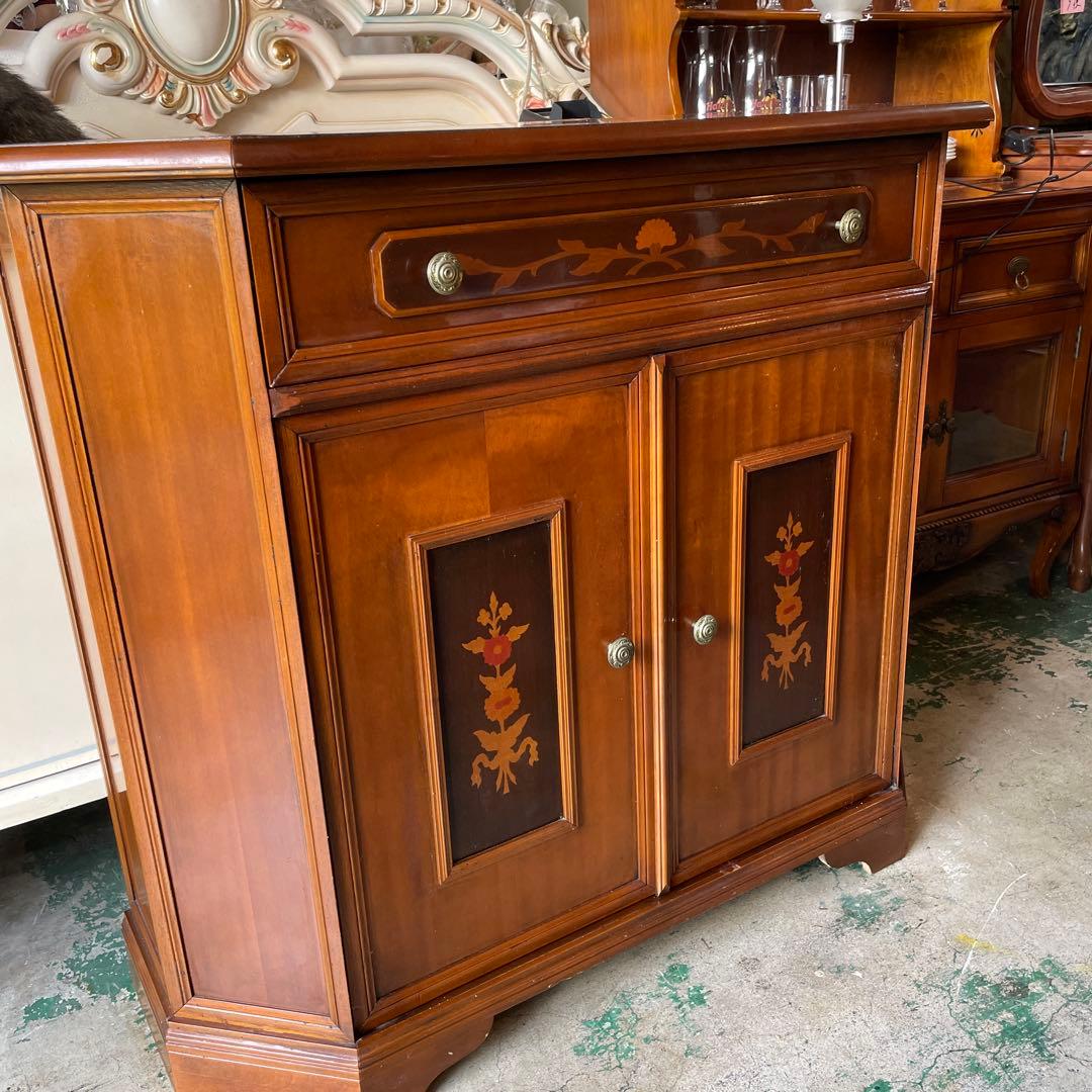 イタリア製・アンティーク象嵌模様の素敵なキャビネット