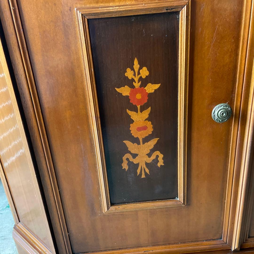 イタリア製・アンティーク象嵌模様の素敵なキャビネット