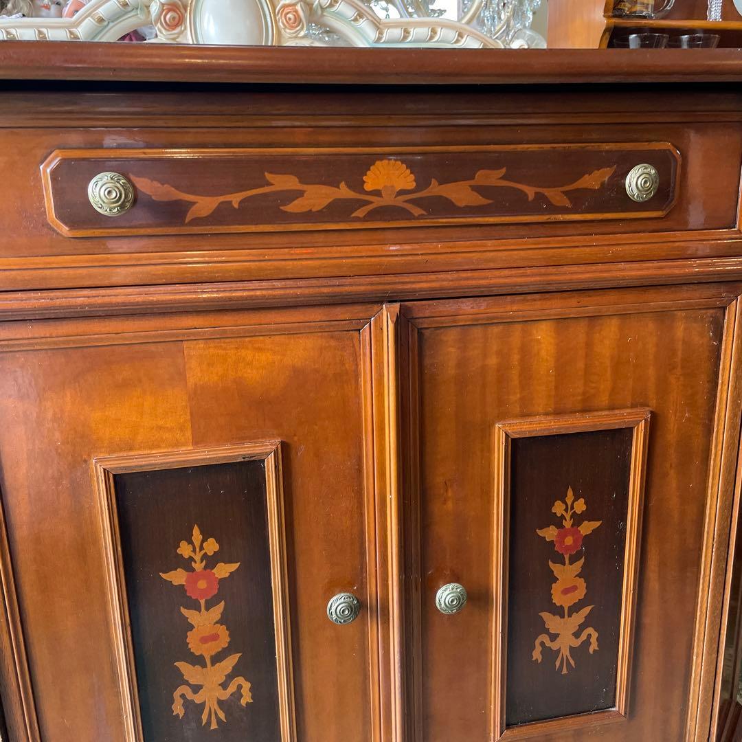 イタリア製・アンティーク象嵌模様の素敵なキャビネット