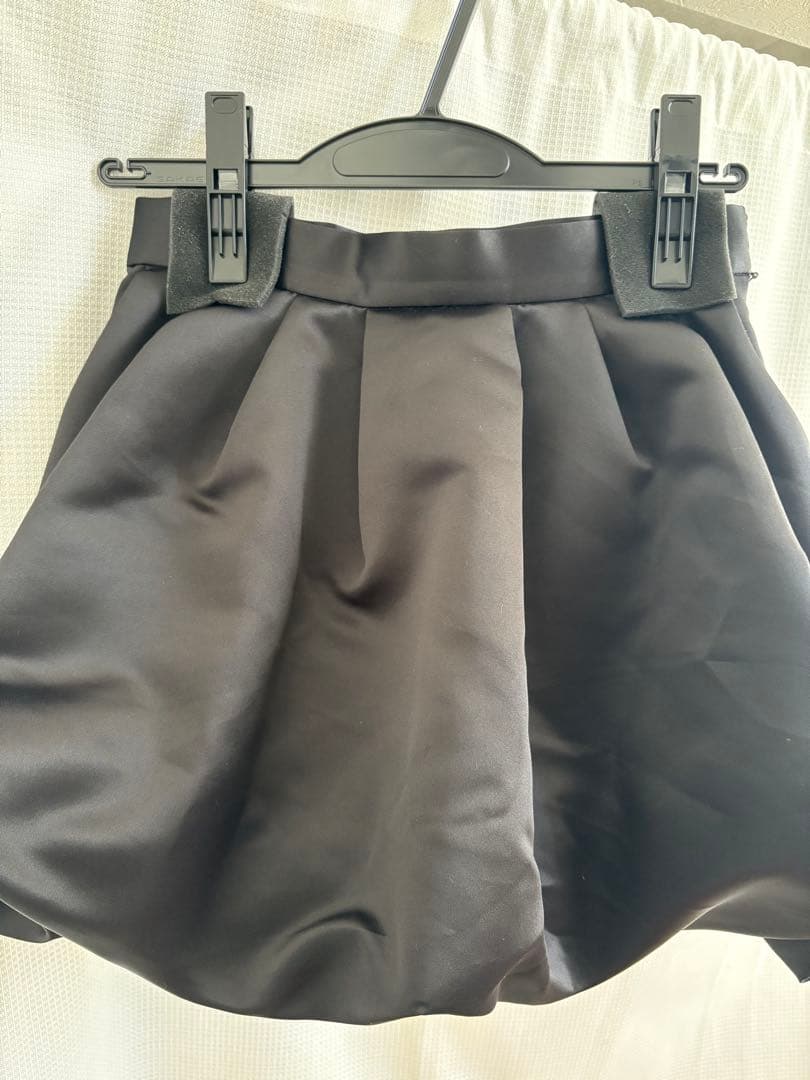 ブラック サテン ミニスカート Sサイズ　THETOÉ