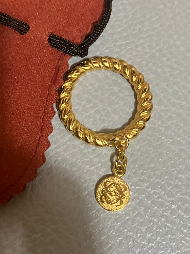 ロエベ　LOEWE スカーフリング。チャームなどにも。