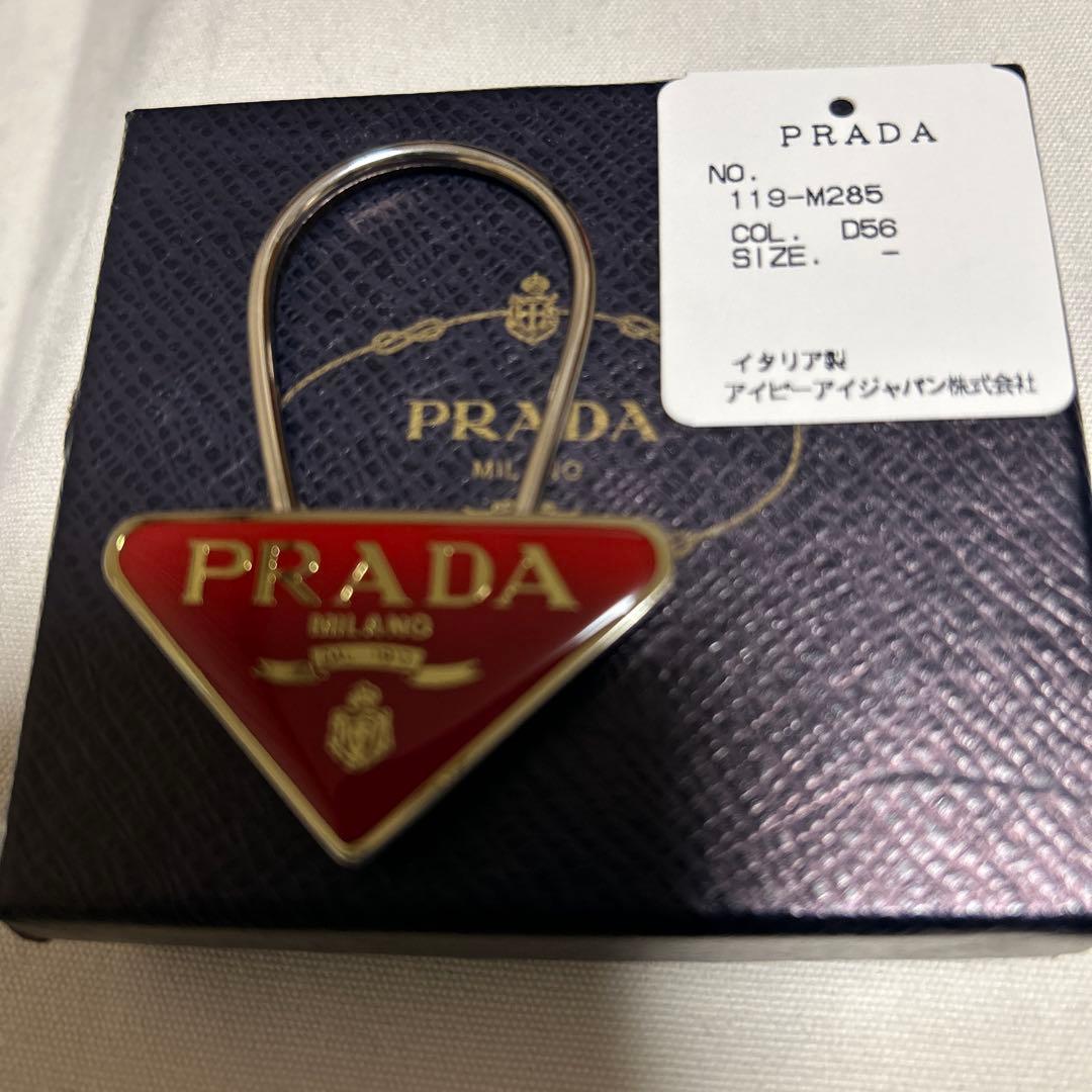 新品　PRADA トライアングルチャーム レッド D50 キーホルダー