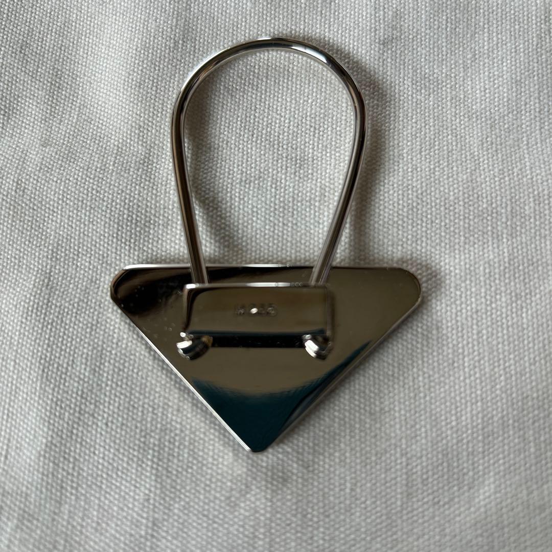 新品　PRADA トライアングルチャーム レッド D50 キーホルダー