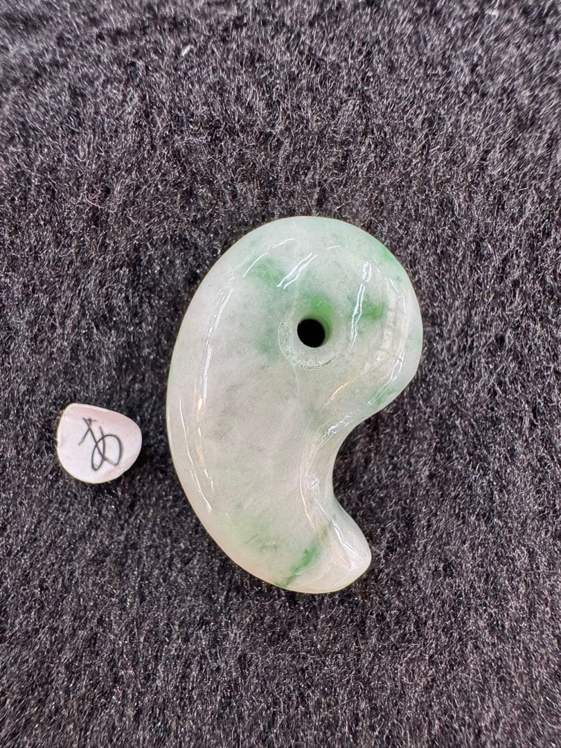 糸魚川翡翠　勾玉AA あ い2点