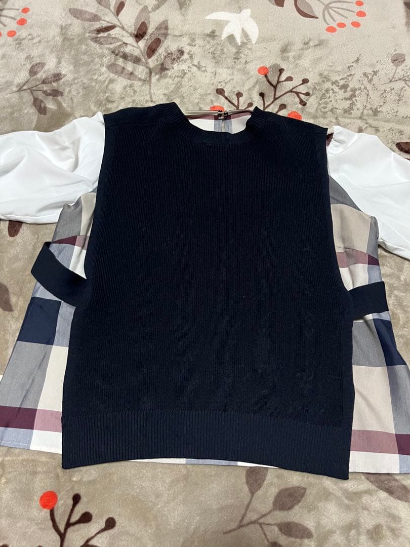 ブルーレーベルクレストブリッジ38ブラウス＋黒ニットベストキレイ目