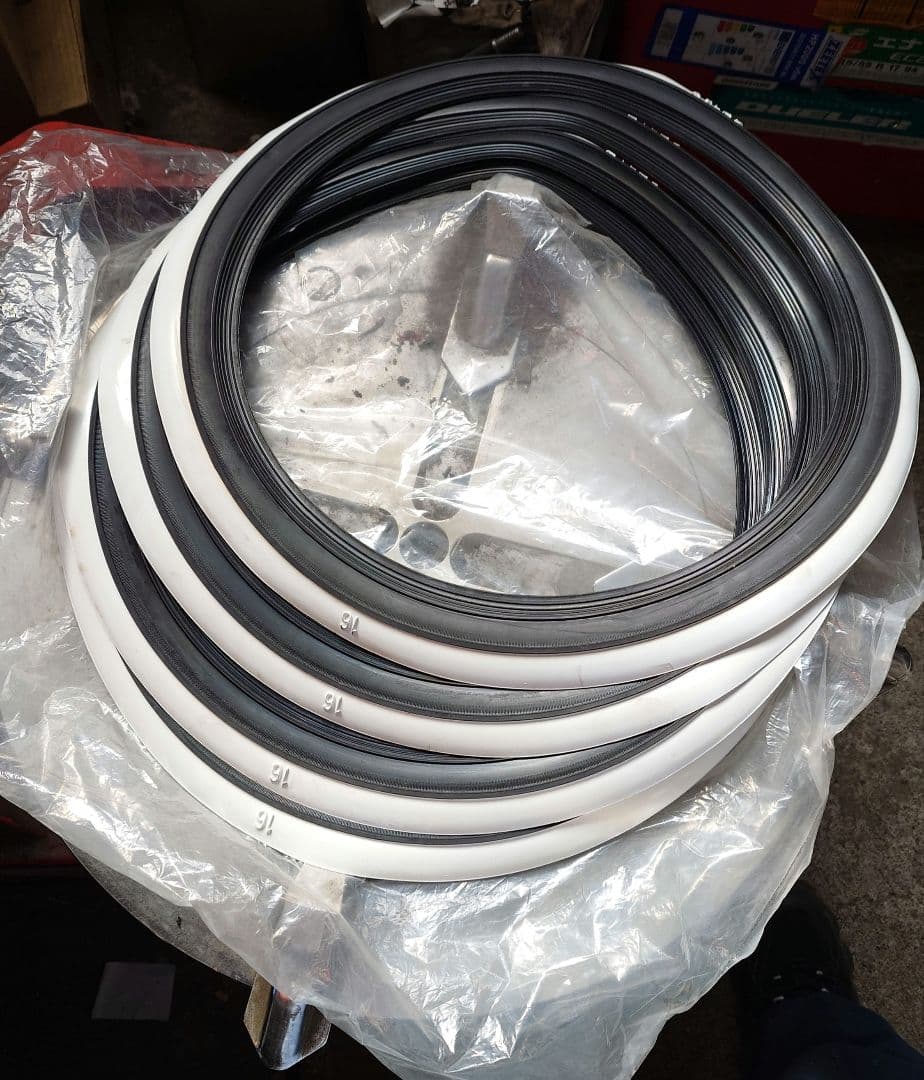 16インチ ムーンアイズ ホワイトリボン スキニータイプ