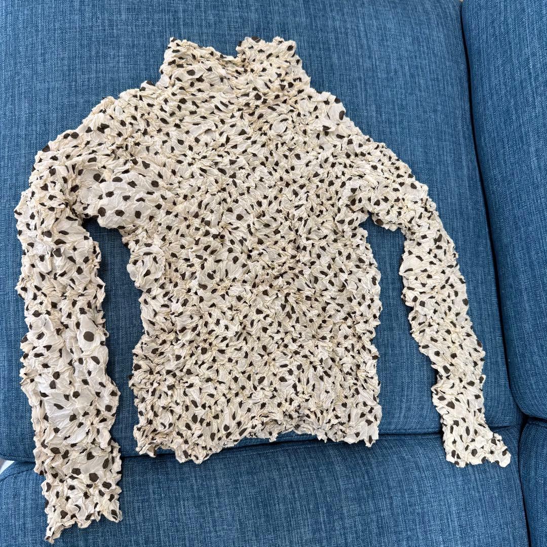 ISSEY MIYAKE 水玉シワ加工タートルネック