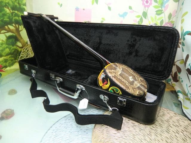 新品未使用(送料無料)11.980円　沖縄三線専用　肩紐付き一丁入ふかふかケース